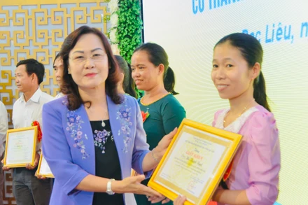Phó Bí thư Thường trực Tỉnh ủy Bạc Liêu Lê Thị Ái Nam trao thưởng giáo viên xuất sắc.