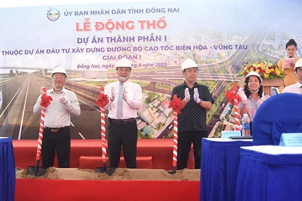 Thực hiện nghi thức động thổ xây dựng dự án thành phần 1 thuộc dự án đầu tư xây dựng đường bộ cao tốc Biên Hòa-Vũng Tàu giai đoạn 1.