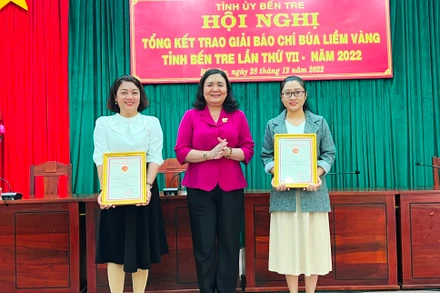 Phó Bí thư Thường trực Tỉnh ủy Hồ Thị Hoàng Yến trao giải Nhất giải báo chí Búa liềm vàng lần thứ VII, năm 2022 cho các tác giả đạt giải.