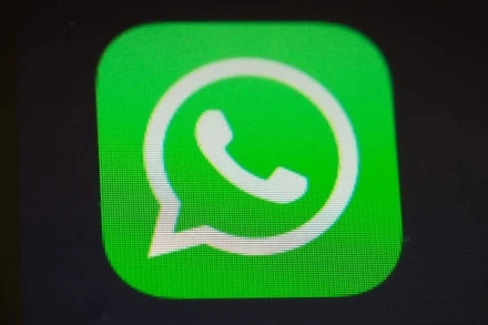 Biểu tượng WhatsApp trên một màn hình điện thoại. (Ảnh: TTXVN)