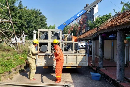 Thi công cột tạm KEMA để chuẩn bị phục vụ thi công cột vị trí số 1 cạnh Trạm biến áp 220kV Bắc Giang.