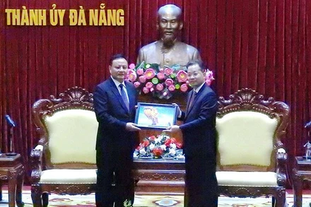 Thường trực Thành ủy Đà Nẵng tặng quà lưu niệm cho đoàn cán bộ cấp cao tỉnh Savanakhet.