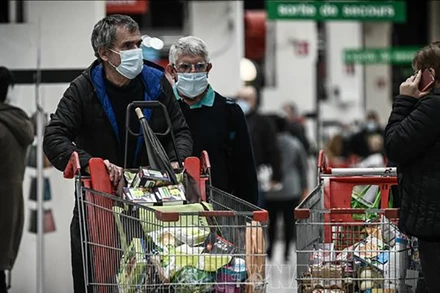 Người dân mua hàng trong siêu thị tại Bordeaux, Pháp. (Ảnh tư liệu: AFP/TTXVN)