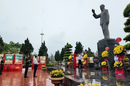 Đảng bộ, chính quyền, quân và dân huyện đảo Cô Tô dâng hương, dâng hoa kỷ niệm 135 năm Ngày sinh Chủ tịch Hồ Chí Minh.