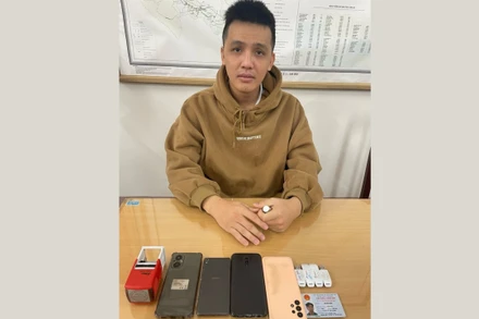 Đối tượng Trần Anh Tài và các vật chứng liên quan đến vụ án.