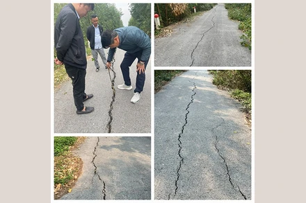 Cán bộ kỹ thuật kiểm tra đoạn đê bị nứt.