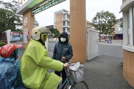 [Ảnh] Nhiệt độ dưới 10 độ C, học sinh mầm non, tiểu học ở Hà Nội được nghỉ học