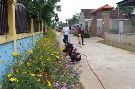 Phong trào làm đường hoa sạch đẹp nông thôn mới ở huyện Anh Sơn (Nghệ An). (Ảnh: Thái Hiền)