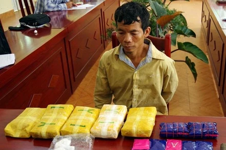 Đối tượng Quàng Văn Choi cùng tang vật khi bị lực lượng chức năng bắt giữ.