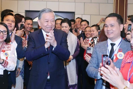 Tổng Bí thư Tô Lâm và Phu nhân gặp gỡ cán bộ, nhân viên Đại sứ quán cùng đại diện cộng đồng người Việt Nam tại Liên bang Nga. (Ảnh: TTXVN)