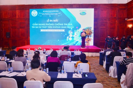 Ra mắt "Cẩm nang phòng chống tin giả, tin sai sự thật trên không gian mạng" được tổ chức chiều 27/12 tại Hà Nội.