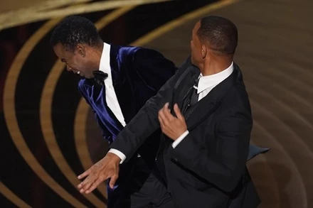 Will Smith tát Chris Rock trong buổi trao giải Oscar 2022. (Nguồn: AFP)