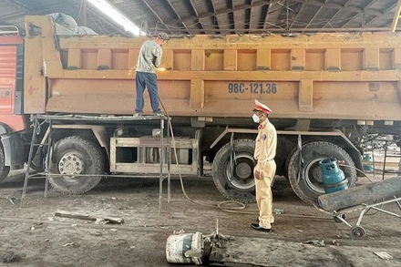 Cảnh sát giao thông yêu cầu tháo, cắt thành thùng cơi nới của xe quá tải, quá khổ.