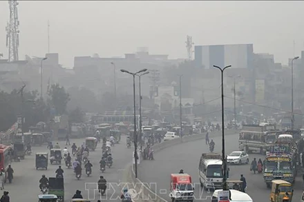 Khói mù ô nhiễm bao phủ dày đặc tại Lahore, Pakistan. (Ảnh: AFP/TTXVN)