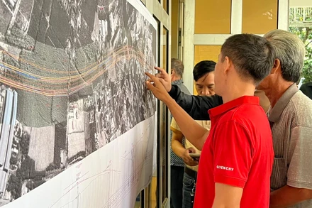Người dân huyện Long Thành xem bản đồ dự án đường cao tốc Biên Hòa-Vũng Tàu.