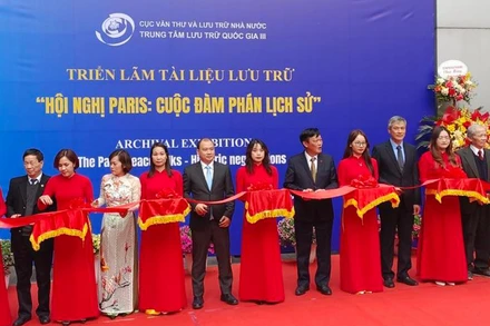 Các đại biểu cắt băng khai mạc Triển lãm.