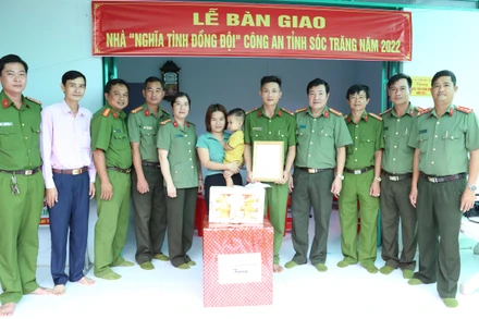Đại tá Lâm Thành Sol, Bí thư Đảng ủy, Giám đốc Công an tỉnh Sóc Trăng cùng đại diện chính quyền địa phương bàn giao nhà “Nghĩa tình đồng đội” cho gia đình đồng chí Nguyễn Sỹ Thông. 