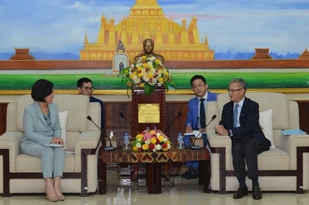 Trưởng Ban Đối ngoại Trung ương Đảng Nhân dân Cách mạng Lào Thongsavanh Phomvihane và đồng chí Nguyễn Thị Hoàng Vân tại buổi làm việc ngày 12/10. (Ảnh: KTP/Pasaxon)