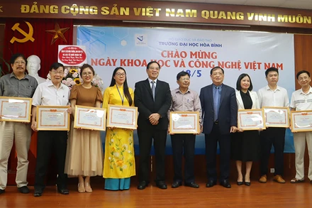 Trường Đại học Hòa Bình trao thưởng cho các tập thể, cá nhân có thành tích nghiên cứu xuất sắc.