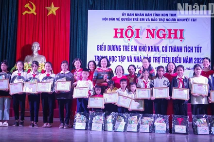 Trao giấy khen biểu dương các em có hoàn cảnh khó khăn, vươn lên trong cuộc sống.