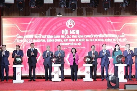 Các đại biểu bấm nút khai trương các ứng dụng chuyển đổi số dùng chung ba cấp trong các cơ quan Đảng, Chính quyền, Đoàn thể thành phố Hà Nội. (Ảnh: QUỐC TOẢN)