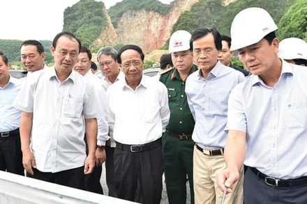 Phó Thủ tướng Lê Văn Thành nghe báo cáo tiến độ dự án tại công trường.