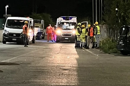 Chuyển các thi thể nạn nhân ra khỏi hiện trường vụ tai nạn. (Nguồn: News Prima/TTXVN)