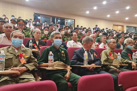 Hơn 300 đại biểu là người có công, thương binh, đại diện gia đình liệt sĩ... dự Hội nghị.