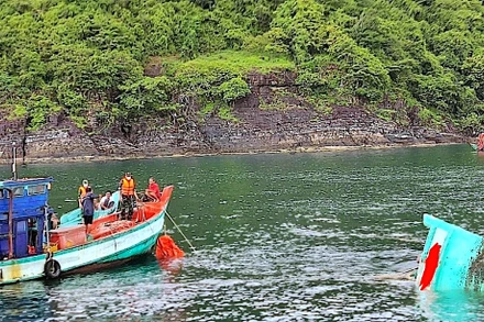 Bộ đội Biên phòng Cà Mau nỗ lực trục vớt tàu cá gặp nạn. (Ảnh: LÊ KHOA/Biên phòng Cà Mau) 