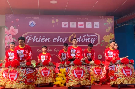 Các tiết mục nghệ thuật trong chương trình “Phiên chợ 0 đồng” tại Bệnh viện Nhi đồng 1.