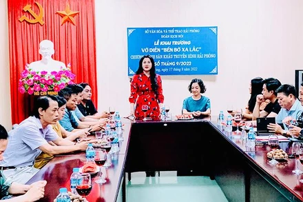 Quang cảnh khai trương vở diễn “Bến bờ xa lắc” sáng 17/8.