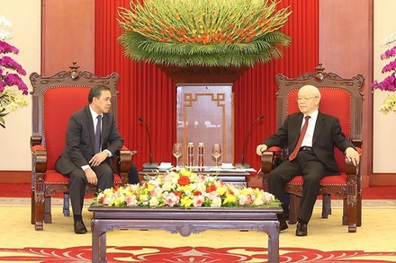 Tổng Bí thư Nguyễn Phú Trọng tiếp Đại sứ Đặc mệnh toàn quyền nước Cộng hòa Dân chủ Nhân dân Lào Sengphet Houngboungnuang đến chào từ biệt nhân kết thúc nhiệm kỳ công tác tại Việt Nam. (Ảnh: TTXVN)