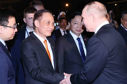 Bí thư Trung ương Đảng, Trưởng ban Đối ngoại Trung ương Lê Hoài Trung tiễn Tổng thống Liên bang Nga Vladimir Putin tại sân bay quốc tế Nội Bài (Hà Nội). (Ảnh: TTXVN)
