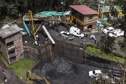 Nhân viên cứu hộ nỗ lực cứu những thợ mỏ bị mắc kẹt sau vụ nổ tại mỏ than ở Sutatausa, Colombia, ngày 15/3. (Ảnh: AFP/TTXVN)