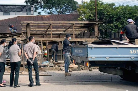 Hiện trường cưỡng chế giao tài sản cho người được thi hành án.