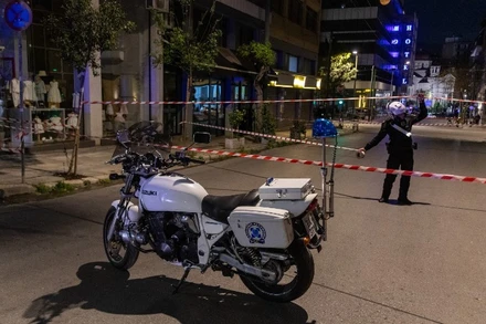 Cảnh sát phong tỏa hiện trường vụ nổ bom bên ngoài văn phòng công ty đường sắt ở Athens, Hy Lạp ngày 11/4/2025. (Ảnh: TTXVN)