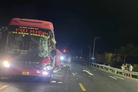 Xe khách trong vụ tai nạn bị hư hỏng nặng.