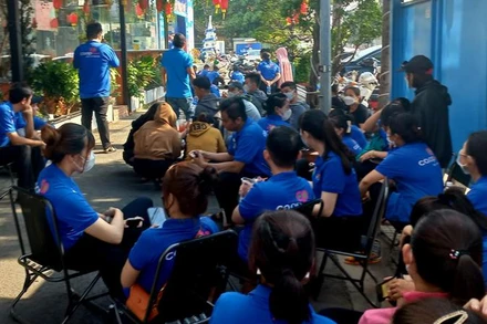 Nhiều nhân viên ngừng việc để phản đối cách điều hành quá khắt khe của Giám đốc Siêu thị Co.opmart Biên Hòa.