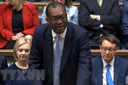 Bộ trưởng Tài chính Anh Kwasi Kwarteng (giữa) phát biểu trước Quốc hội tại London ngày 23/9. (Ảnh: AFP/TTXVN)