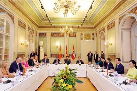 Chủ tịch nước Võ Văn Thưởng và Phu nhân gặp Thủ hiến bang Burgenland Hans Peter Doskozil và Phu nhân. (Ảnh: Thống Nhất/TTXVN)