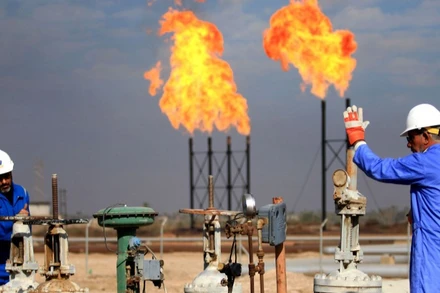 Công nhân làm việc tại một cơ sở khai thác dầu ở Basra, Iraq. (Ảnh: AFP/TTXVN)
