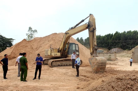 Lực lượng chức năng thành phố Biên Hòa kiểm tra một bãi rửa cát ven sông Buông.