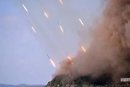 Hình ảnh cuộc tập trận tấn công hỏa lực của pháo binh tầm xa của Triều Tiên. (Nguồn: AFP/TTXVN)