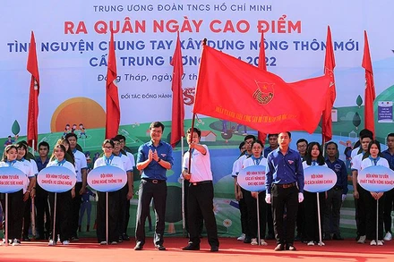 Đồng chí Bùi Quang Huy, Ủy viên dự khuyết Trung ương Đảng, Bí thư Thường trực Trung ương Đoàn (bên trái, hàng đầu) trao cờ tình nguyện cho Đội hình “Trí thức trẻ chuyển giao tiến bộ kỹ thuật” tại xã Tân Kiều (huyện Tháp Mười, tỉnh Đồng Tháp).