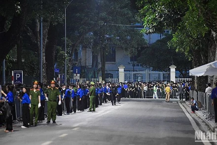 [Ảnh] Người dân xếp hàng dài trong đêm vào viếng Tổng Bí thư Nguyễn Phú Trọng