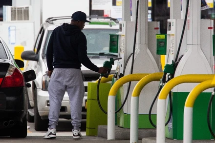 Người dân mua xăng một cửa hàng xăng của Tập đoàn BP ở Brooklyn, New York (Mỹ). (Ảnh: THX/TTXVN)