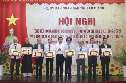 Ủy ban nhân dân tỉnh tặng bằng khen các cá nhân có hoạt động tích cực cho Khu di tích khảo cổ Óc Eo-Ba Thê.