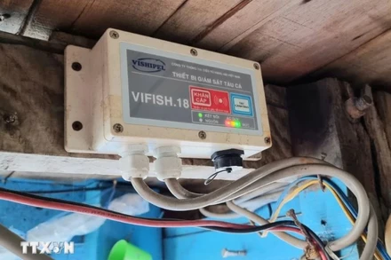 Thiết bị giám sát hành trình lắp đặt trên tàu cá của ngư dân Ninh Thuận. Ảnh: TTXVN