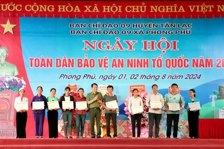 Bộ trưởng Lương Tam Quang (giữa) tặng bằng khen cho các tập thể, cá nhân có thành tích xuất sắc trong công tác bảo vệ an ninh Tổ quốc.