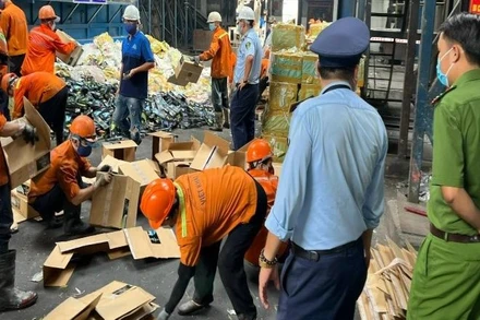 Lô hàng vi phạm được tiêu hủy tại nhà máy công ty xử lý môi trường.